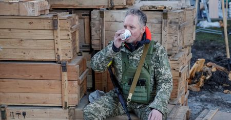 Wojna na Ukrainie: Mieszkańcy dołączają do WOT w Kijowie. Są gotowi do walki