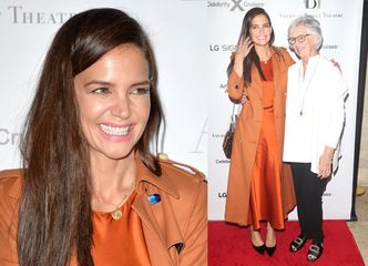 Promienna Katie Holmes pozuje na ściance z 72-letnią mamą (FOTO)