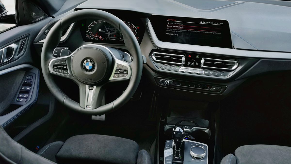 BMW M235i Gran Coupe: Aplikacja BMW Connected, system info-rozrywki i audio Harman Kardon 1