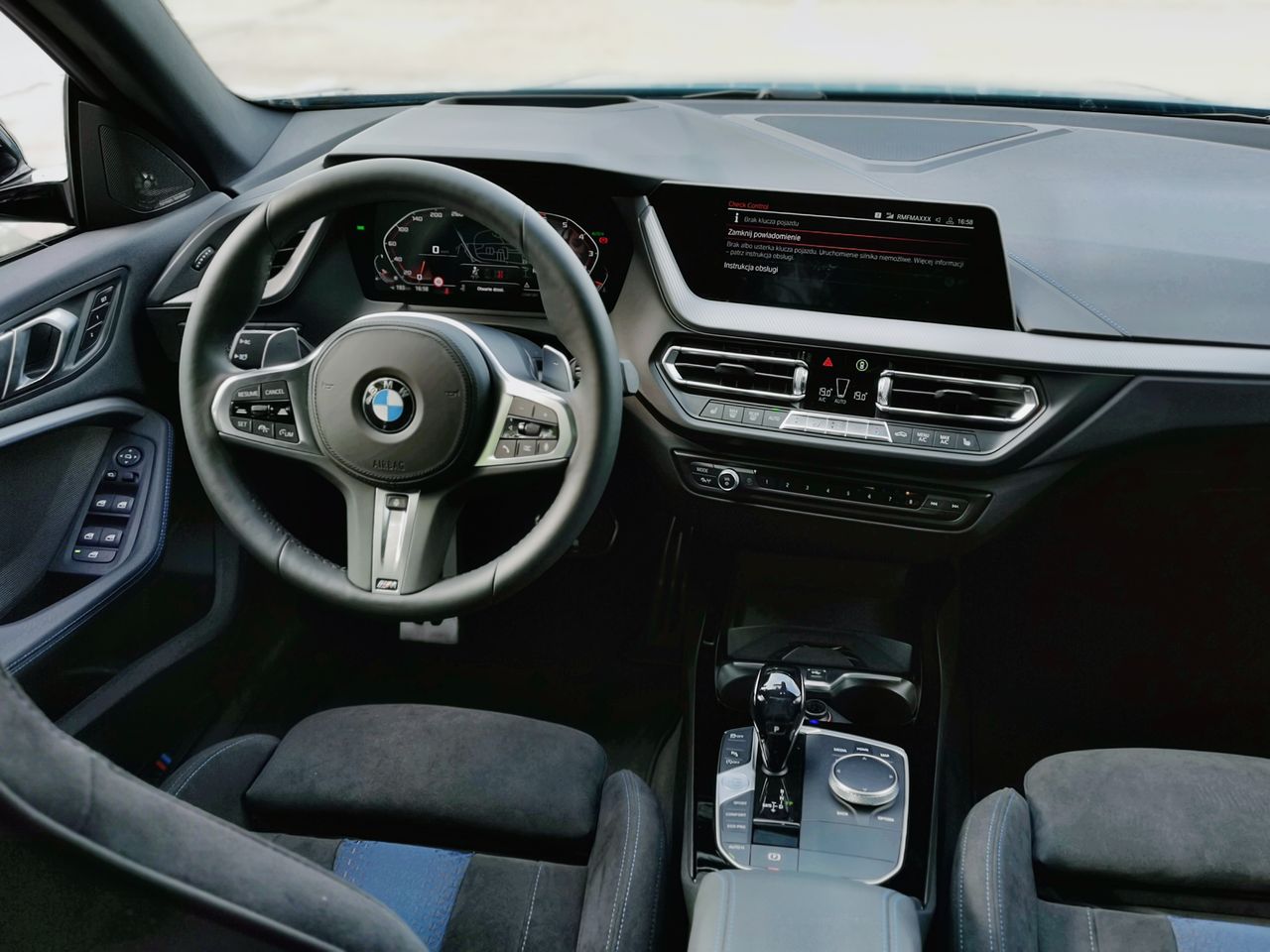 W porównaniu do Mercedesa CLA, wnętrze BMW Serii 2 wydaje się bardzo stonowane