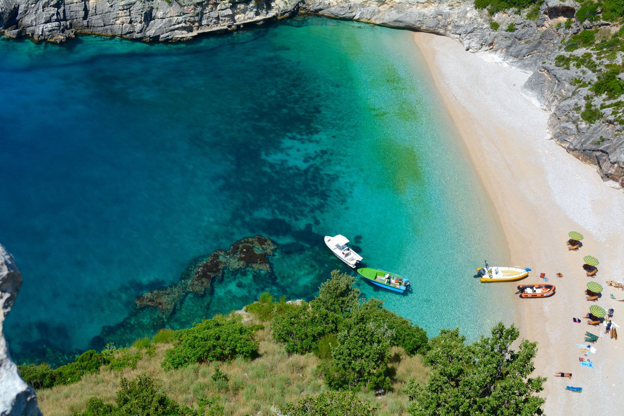 Himare zachwyca boskimi plażami