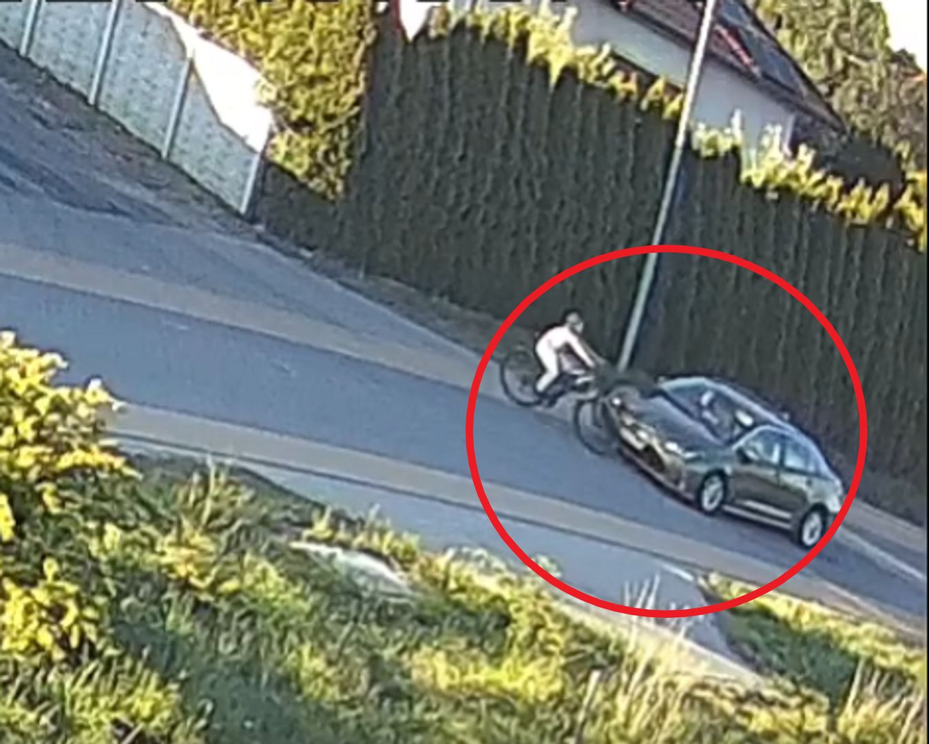Nagranie ze Starych Bielic. Dziecko wyjechało na ulicę wprost pod auto