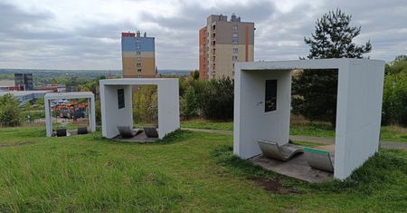 Dawna hałda w Rudzie Śląskiej jeszcze 100 lat temu była wysypiskiem. Dziś to świetne miejsce rekreacji z placem zabaw i leżakami.