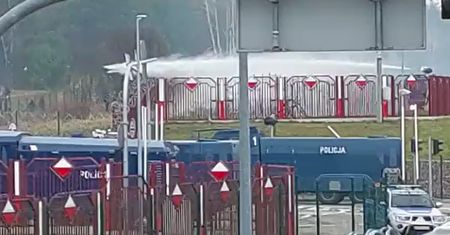 Wrzątkiem w migrantów. Radny Solidarnej Polski wywołał burzę w sieci