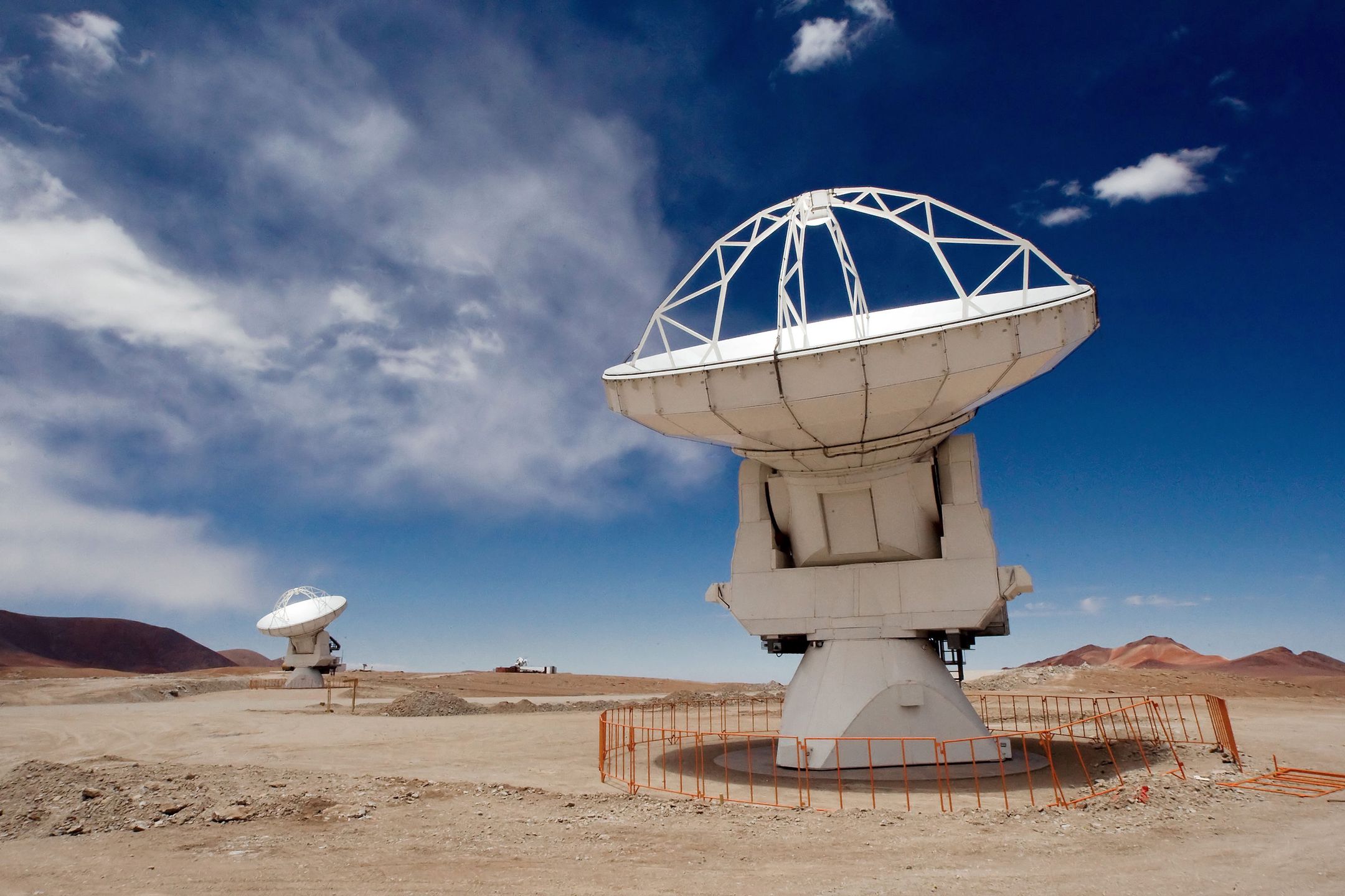Dwie z 12-metrowych anten Atacama Large Millimeter/submillimeter