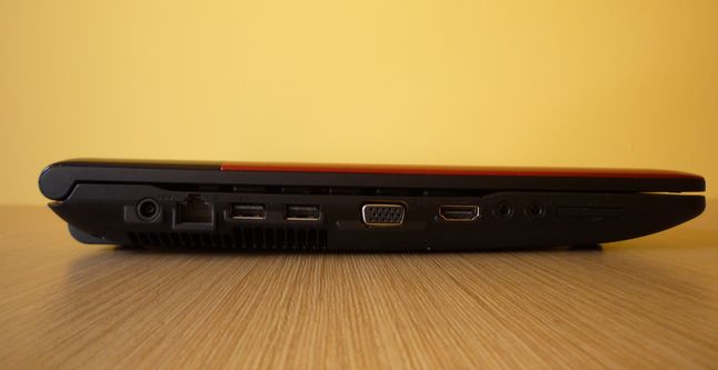 Samsung RC520 - ścianka lewa (od lewej: gniazdo zasilania, port LAN, 2 x USB 2.0, wyjścia VGA i HDMI, złącza audio, czytnik kart pamięci)