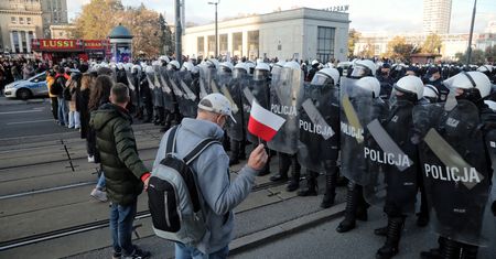Koronawirus. Protest antycovidowców. Gaz pieprzowy, granaty hukowe i 120 osób z mandatami