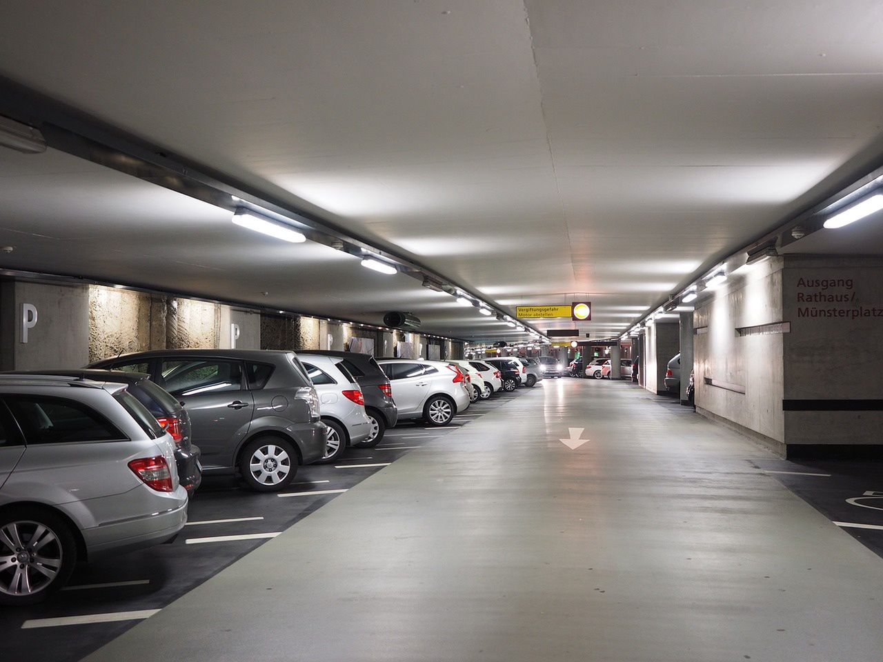 Miejsca parkingowe w Anglii są zbyt małe na współczesne samochody