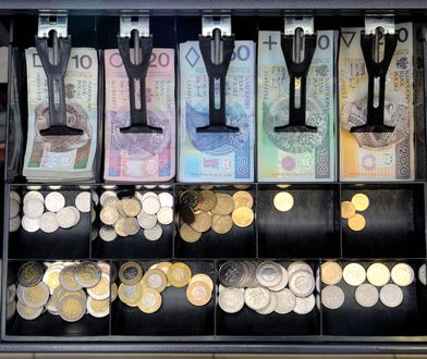 Tak "dorabiała" sobie do wypłaty. Cztery razy wyciągała pieniądze z kasy