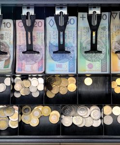 Tak "dorabiała" sobie do wypłaty. Cztery razy wyciągała pieniądze z kasy