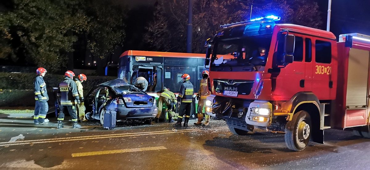 Wypadek z udziałem autobusu komunikacji miejskiej i samochodu osobowego na Drodze Męczenników Majdanka