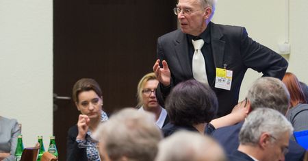 Prof. Gut: Chodzimy po ostrzu miecza. Jak się kiwniemy - spadniemy