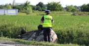 O włos od tragedii. Na obwodnicy Brzeznej auto zjechało na przeciwny pas i wpadło do rowu. Sprawca uciekł