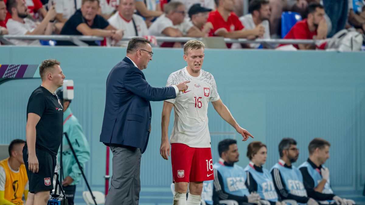 DOHA, QATAR - NOVEMBER 30: Head coach Czeslaw Michniewicz (L) of Poland speaks to Karol Swiderski during the FIFA World Cup Qatar 2022 Group C match between Poland and Argentina at Stadium 974 on November 30, 2022 in Doha, Qatar. (Photo by Marvin Ibo Guengoer - GES Sportfoto/Getty Images)