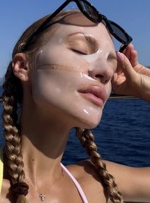 Hailey Bieber i nowy viralowy produkt Rhode. Ta maseczka jest inna niż wszystkie