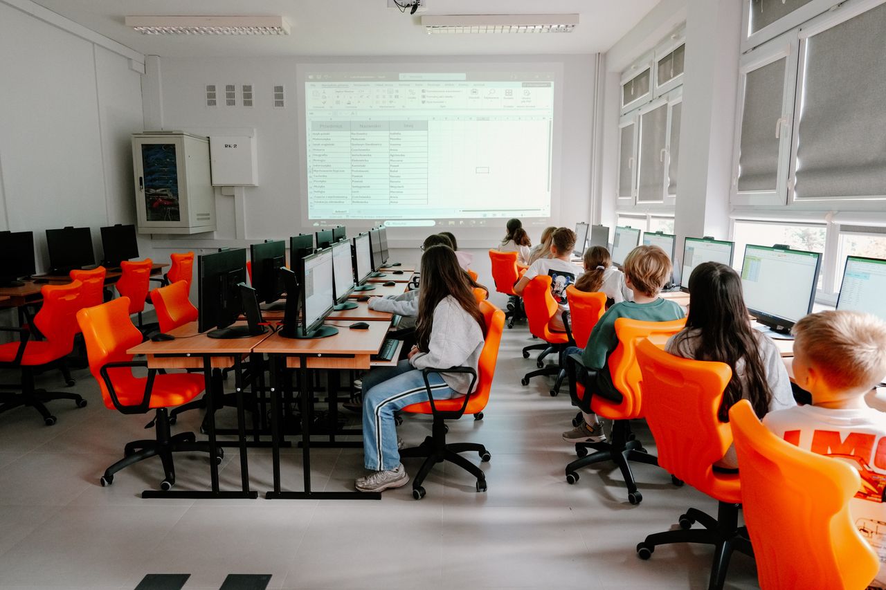 "Trójka" się zmienia – nowoczesna pracownia komputerowa, stołówka i biblioteka w płockiej szkole