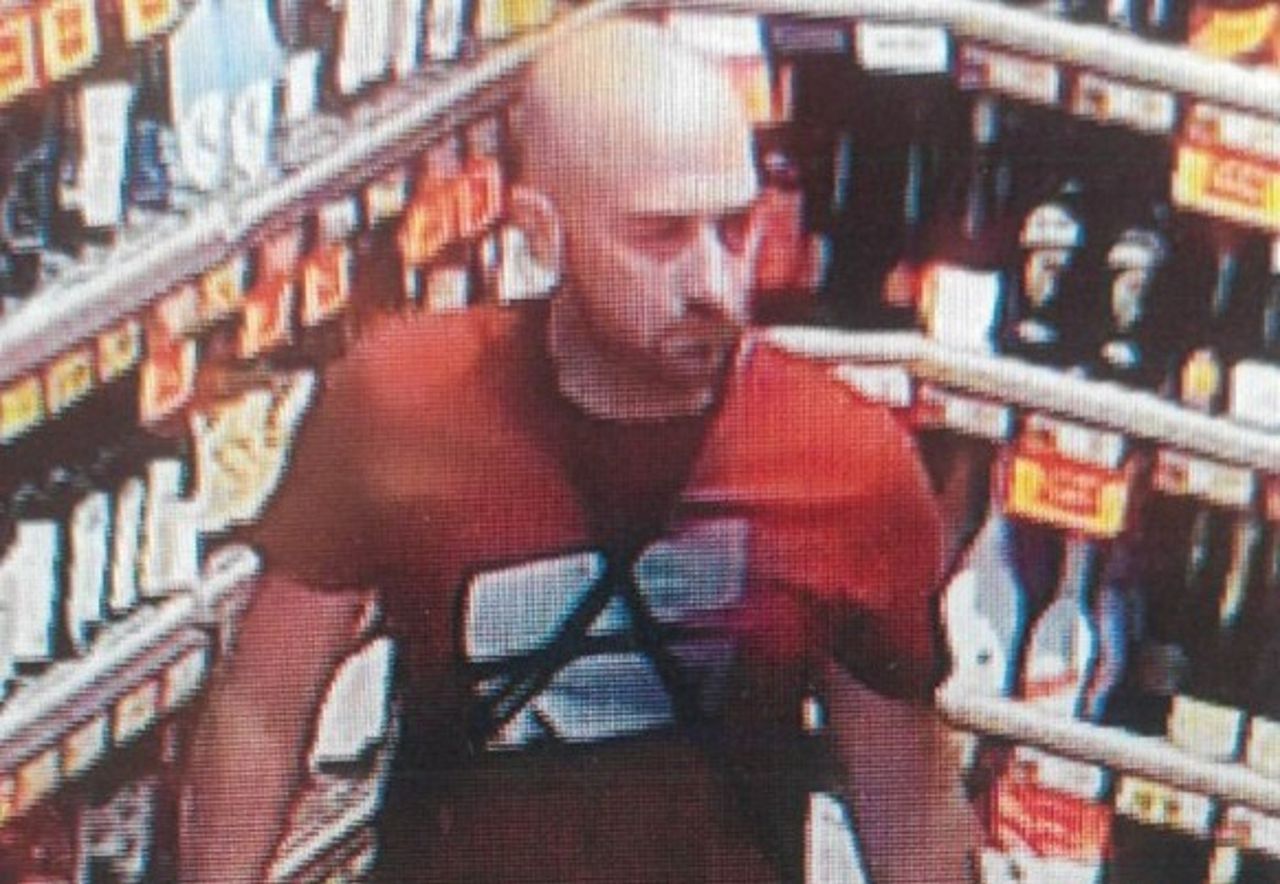 Nagrany w Biedronce. Rozpoznajesz tego mężczyznę?