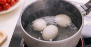 Wbij igłę w jajko przed gotowaniem. Mało kto zna ten patent