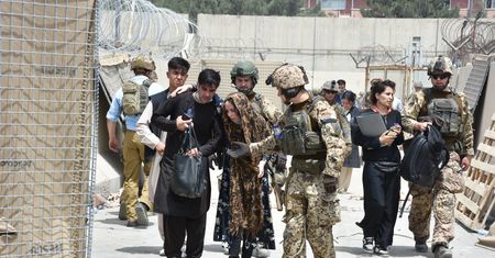 Afganistan. Talibowie krytykują USA. "Na lotnisku panuje anarchia"