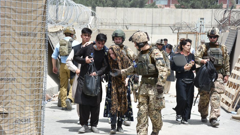 Afganistan. Talibowie krytykują USA. "Na lotnisku panuje anarchia"