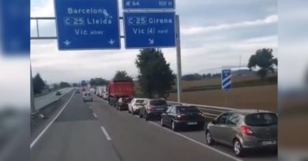 Korek do zjazdu z autostrady. Kierowca nie mógł powstrzymać śmiechu