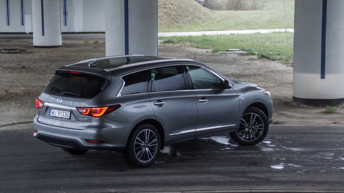 Infiniti QX60 ma pod maską 3,5-litrowe V6 i emituje 262 g CO2 na każdy przejechany kilometr