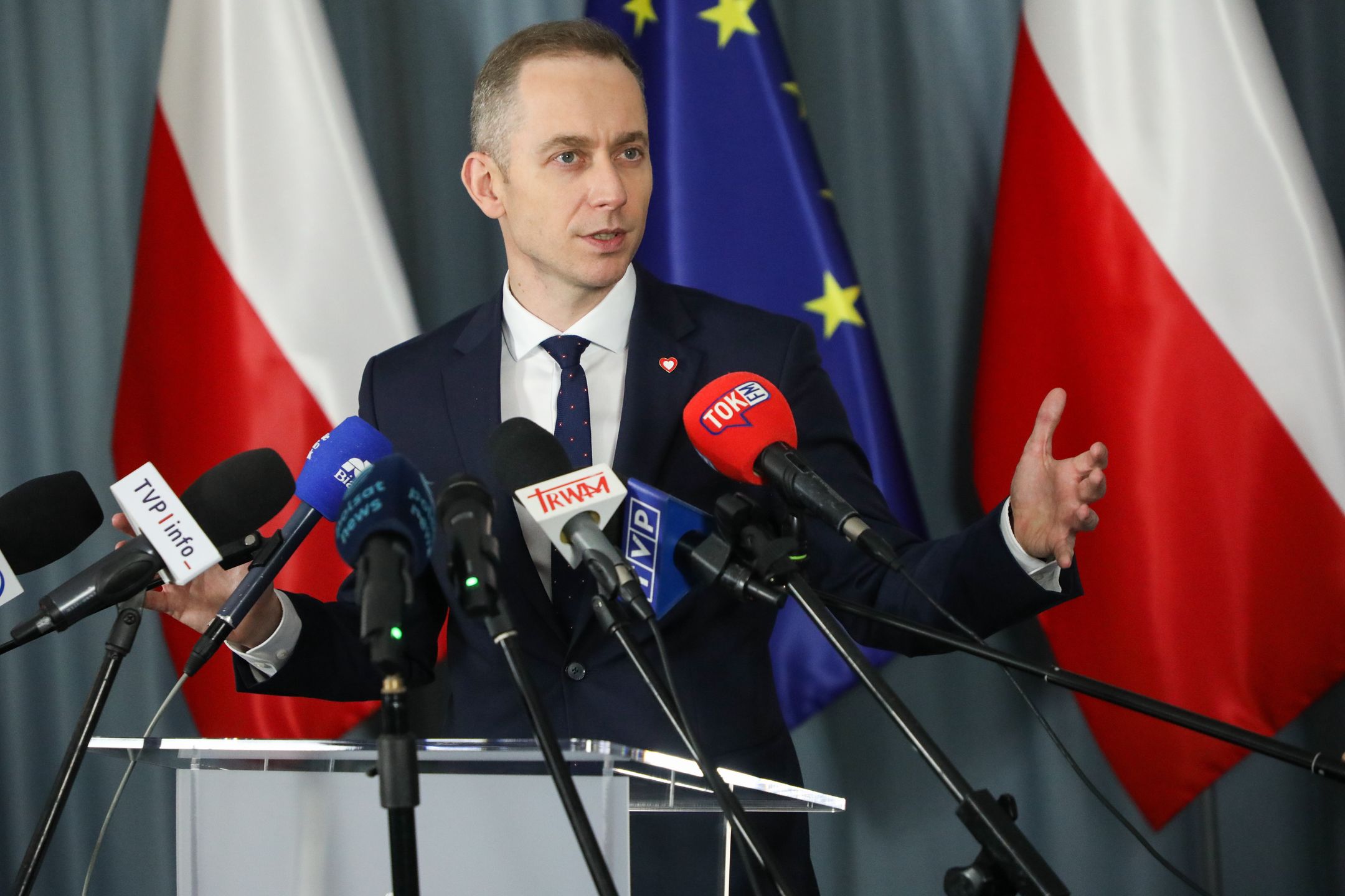 Cezary Tomczyk
Bia�ystok, 12.11.2024. Sekretarz stanu w Ministerstwie Obrony Narodowej Cezary Tomczyk na konferencji prasowej w Podlaskim Urz�dzie Wojew�dzkim w Bia�ymstoku, 12 bm. Spotkanie dot. Tarczy Wsch�d. (aldg) PAP/Artur Reszko
Artur Reszko
konferencja, Podlaski Urz�d Wojew�dzki, polityk, polityka, prasowa, program, system obrony, tarcza wsch�d