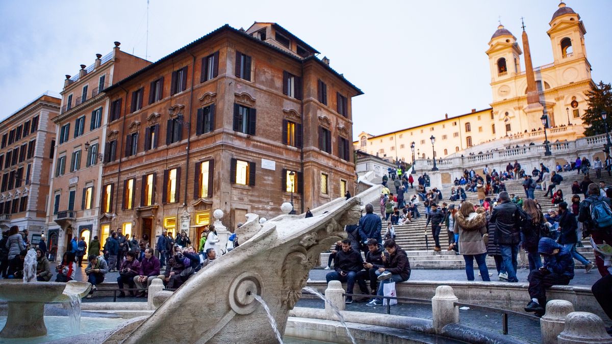 Okolice Schodów Hiszpańskich są zatłoczone przez niemalże cały 