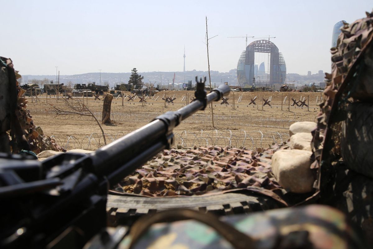 Broń i pojazdy opancerzone przechwycone przez armeńską armię podczas wojny karabaskiej, w Baku, Azerbejdżan, 13 kwietnia 2021 r.