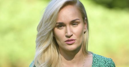 Stanęła przed lustrem w genialnej stylizacji. Sweter rolniczki to perełka
