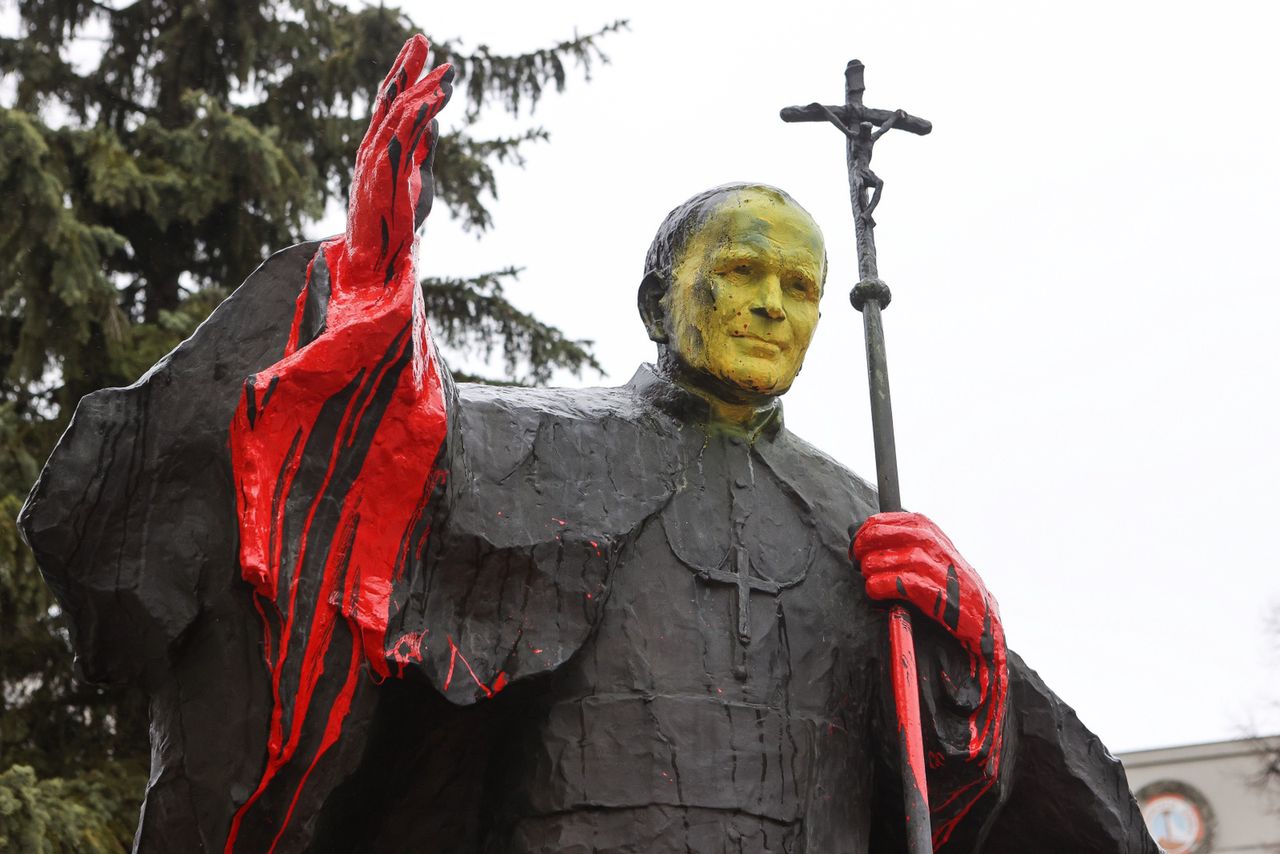 Zniszczony pomnik Jana Pawła II
w Łodzi