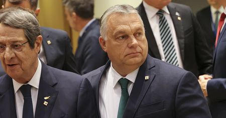 Poruszeni Węgrzy wyszli na ulice. Orban stoi nad przepaścią