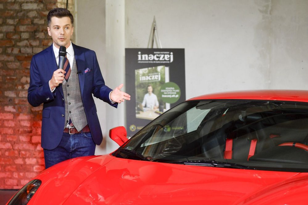 Radek Kotarski pokazał ferrari, które będzie można wylicytować w styczniu