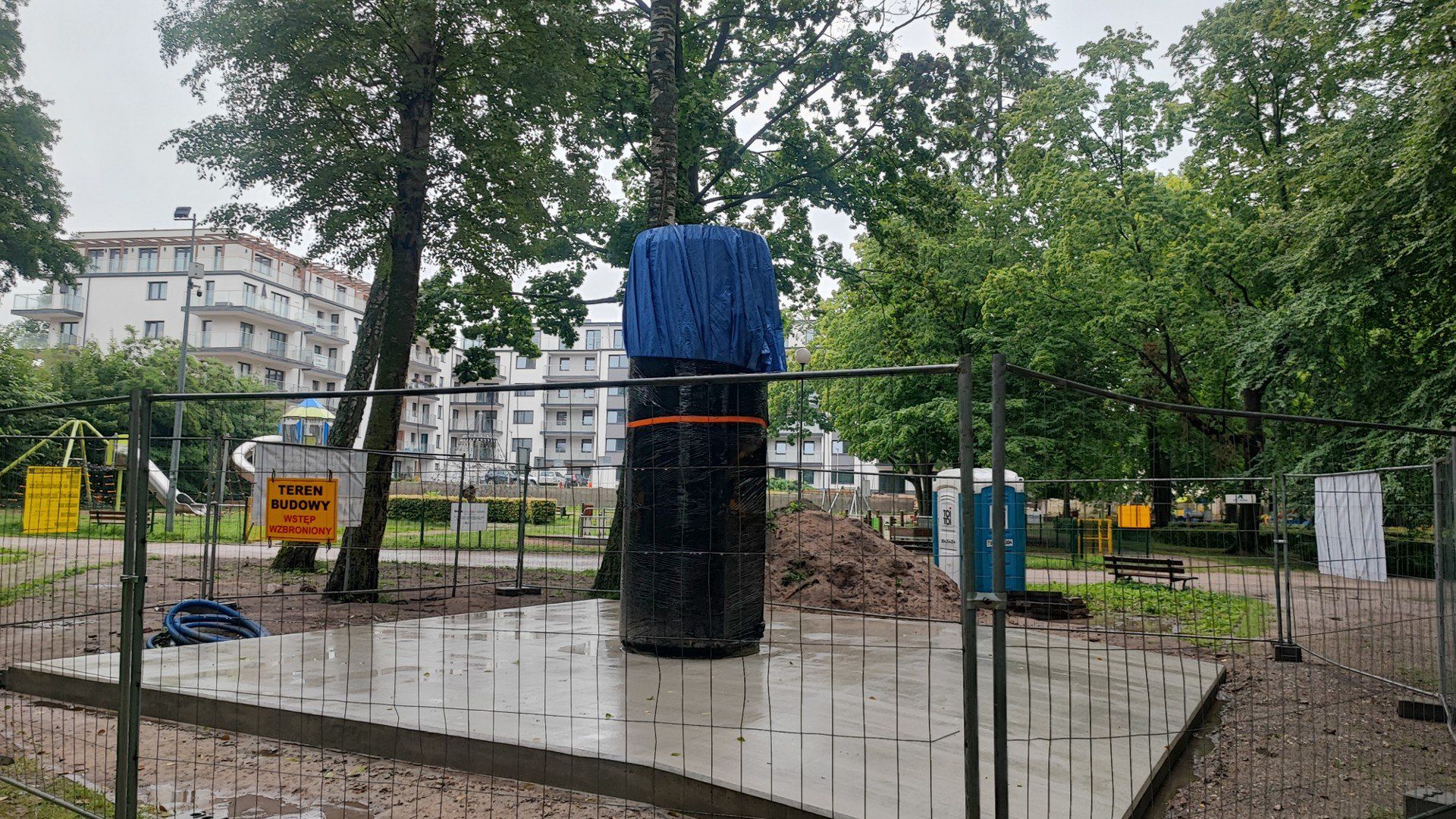 W szczecineckim parku miejskim - naprzeciwko centralnego placu zabaw - powstaje tężnia solankowa