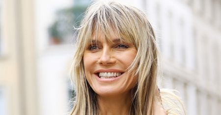 51-letnia Heidi Klum wdzięczy się do hotelowego lustra w Paryżu, pozując w koronkowym body z dekoltem po pas (FOTO)