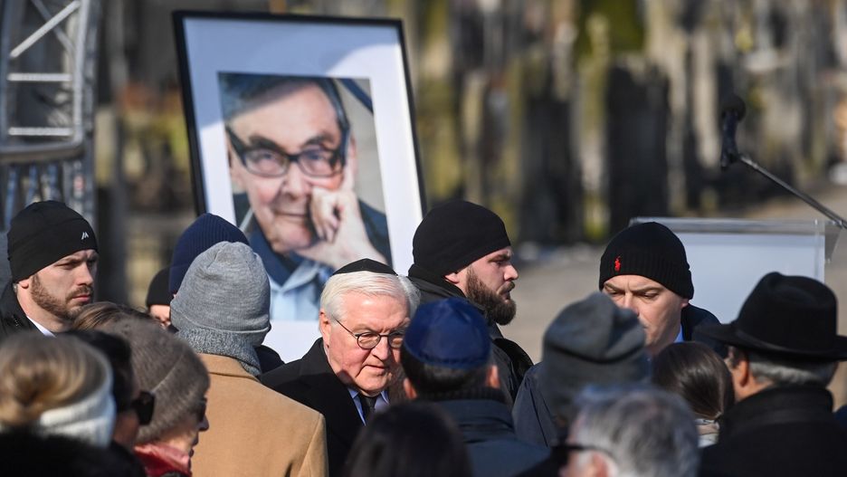 Warszawa, 23.02.2025. Prezydent Republiki Federalnej Niemiec Frank-Walter Steinmeier (C) na pogrzebie Mariana Turskiego na Cmentarzu Żydowskim w Warszawie, 23 bm. Marian Turski, publicysta, historyk, były więzień Auschwitz był pomysłodawcą, współtwórcą i przewodniczącym Rady Muzeum Historii Żydów Polskich Polin, a także wiceprzewodniczącym Stowarzyszenia ŻIH, członkiem zarządu głównego Stowarzyszenia Żydów Kombatantów i Poszkodowanych w II Wojnie Światowej, Międzynarodowej Rady Oświęcimskiej oraz Rady stowarzyszenia prowadzącego Dom Konferencji Wansee. Marian Turski zmarł w wieku 98 lat. (aldg) PAP/Piotr Nowak