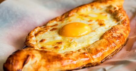 Te placki wyglądają jak z dobrej restauracji gruzińskiej. Zanim pokroisz, musisz zrobić 1 rzecz