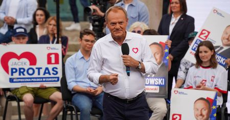 Przed wyborami premier mówi o bezpieczeństwie. Fundacja Helsińska krytykuje rząd