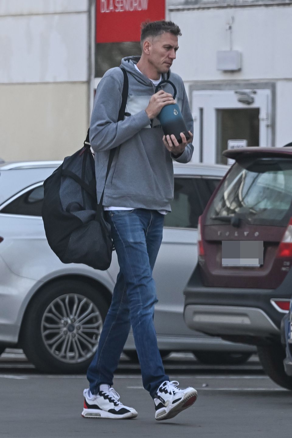 Cezary Trybański wozi się mercedesem za kilkaset tysięcy złotych