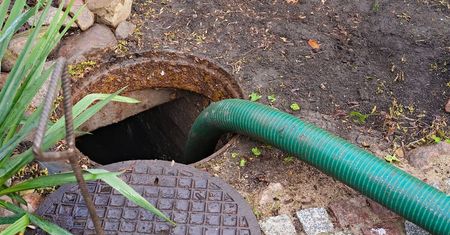 Kontrole szamb i przydomowych oczyszczalni ścieków: surowe kary za brak umowy na wywóz nieczystości