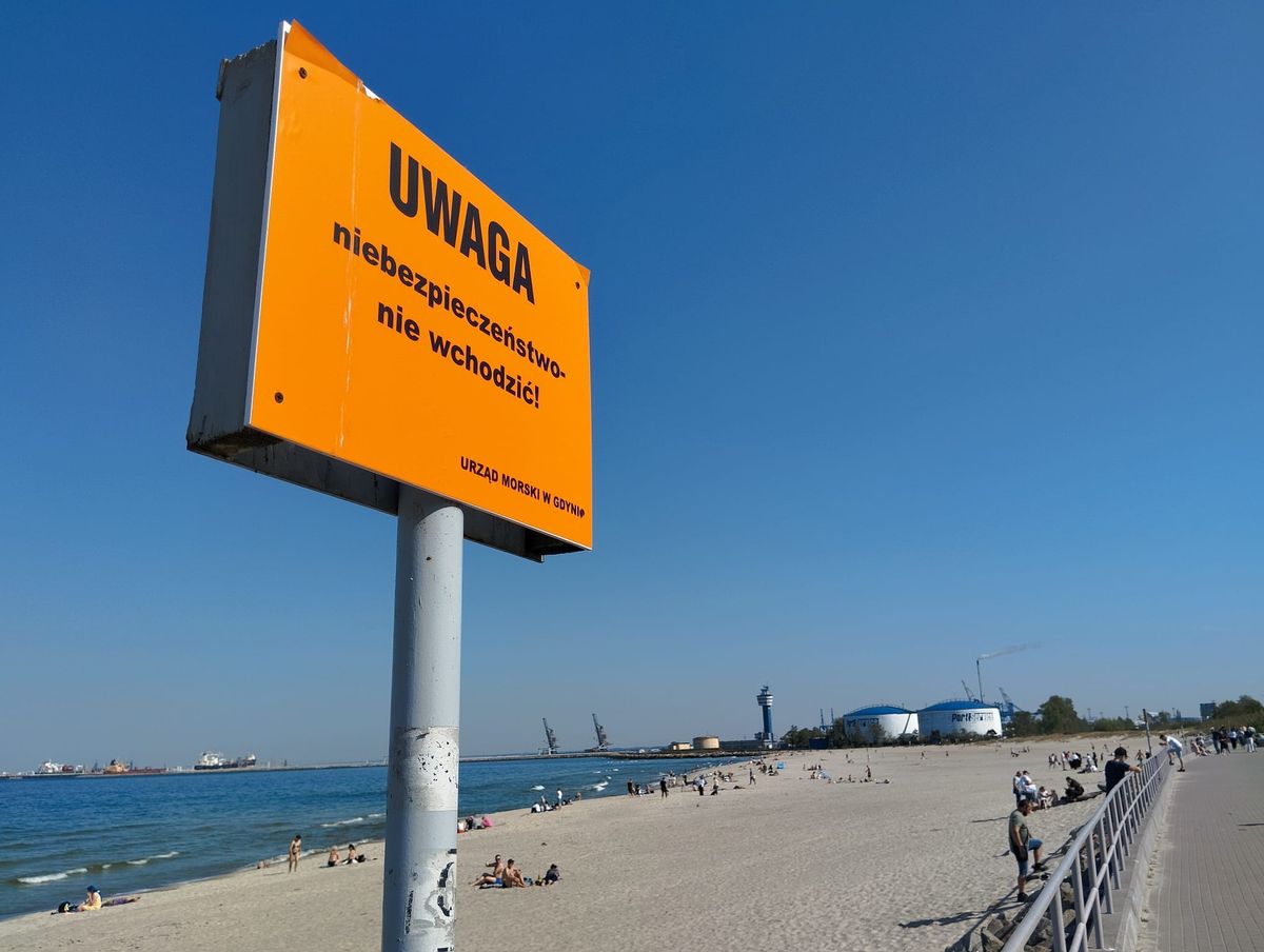 Niektórzy turyści oraz mieszkańcy Gdańśka decydują się wejść na plażę mimo niebezpieczeństwa