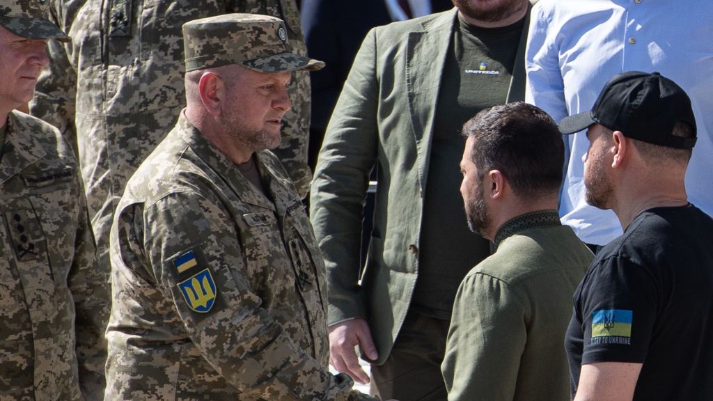 Głównodowodzący Sił Zbrojnych Ukrainy, Walerij Załużny (z l.) i prezydent Wołodymyr Zełenski (w śr.)