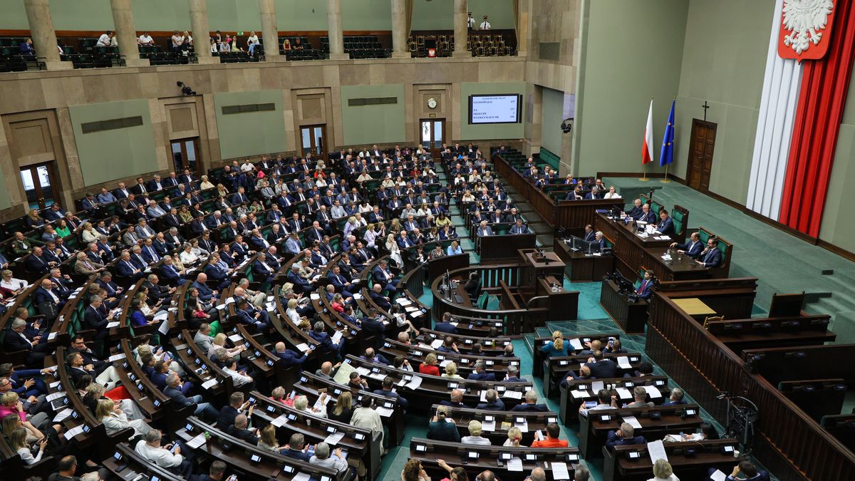 Najnowszy sondaż. PiS tuż przed KO. Minimalna różnica