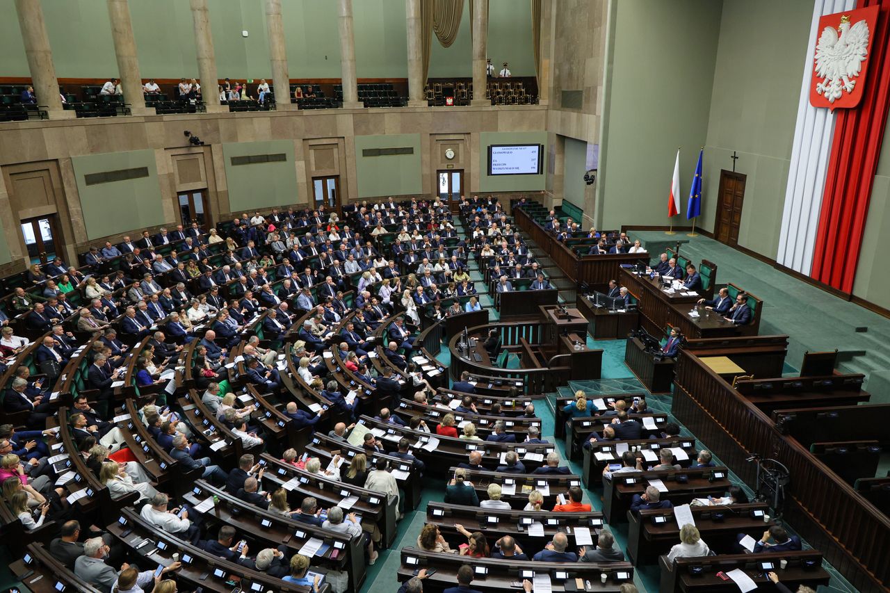 Najnowszy sondaż. PiS tuż przed KO. Minimalna różnica