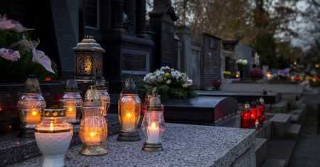 Śląsk. Zamknięte cmentarze. Bytom z pomocą handlarzom kwiatów i zniczy