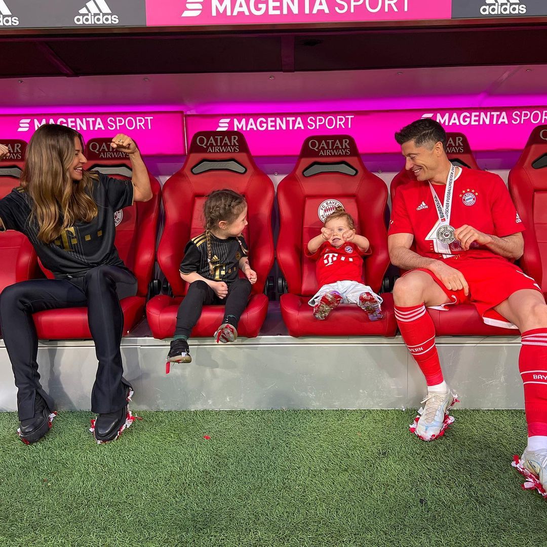 Robert Lewandowski świętuje nowy tytuł wraz z Anią i córkami. Uroczo? 