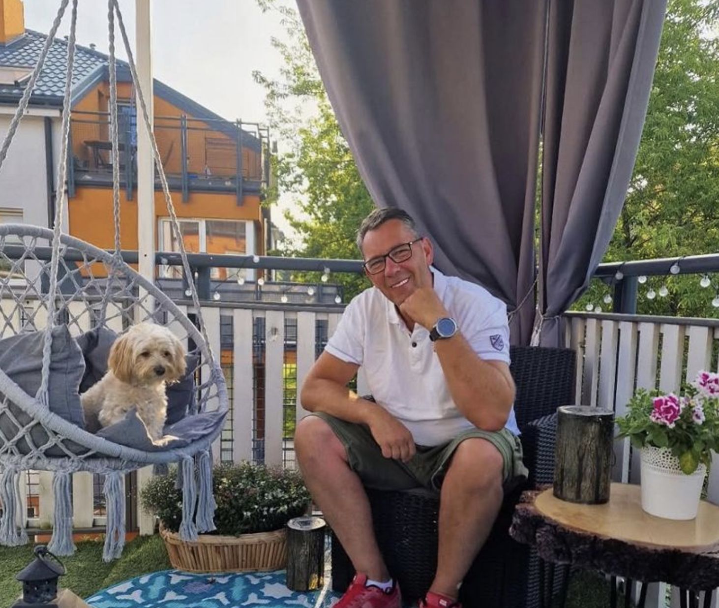 Darek Stolarz z psem na balkonie
