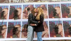 Zniszczone plakaty "Vogue'a". Reporterka TVN24 uczestniczką happeningu