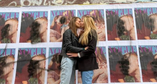 Zniszczone plakaty "Vogue'a". Reporterka TVN24 uczestniczką happeningu