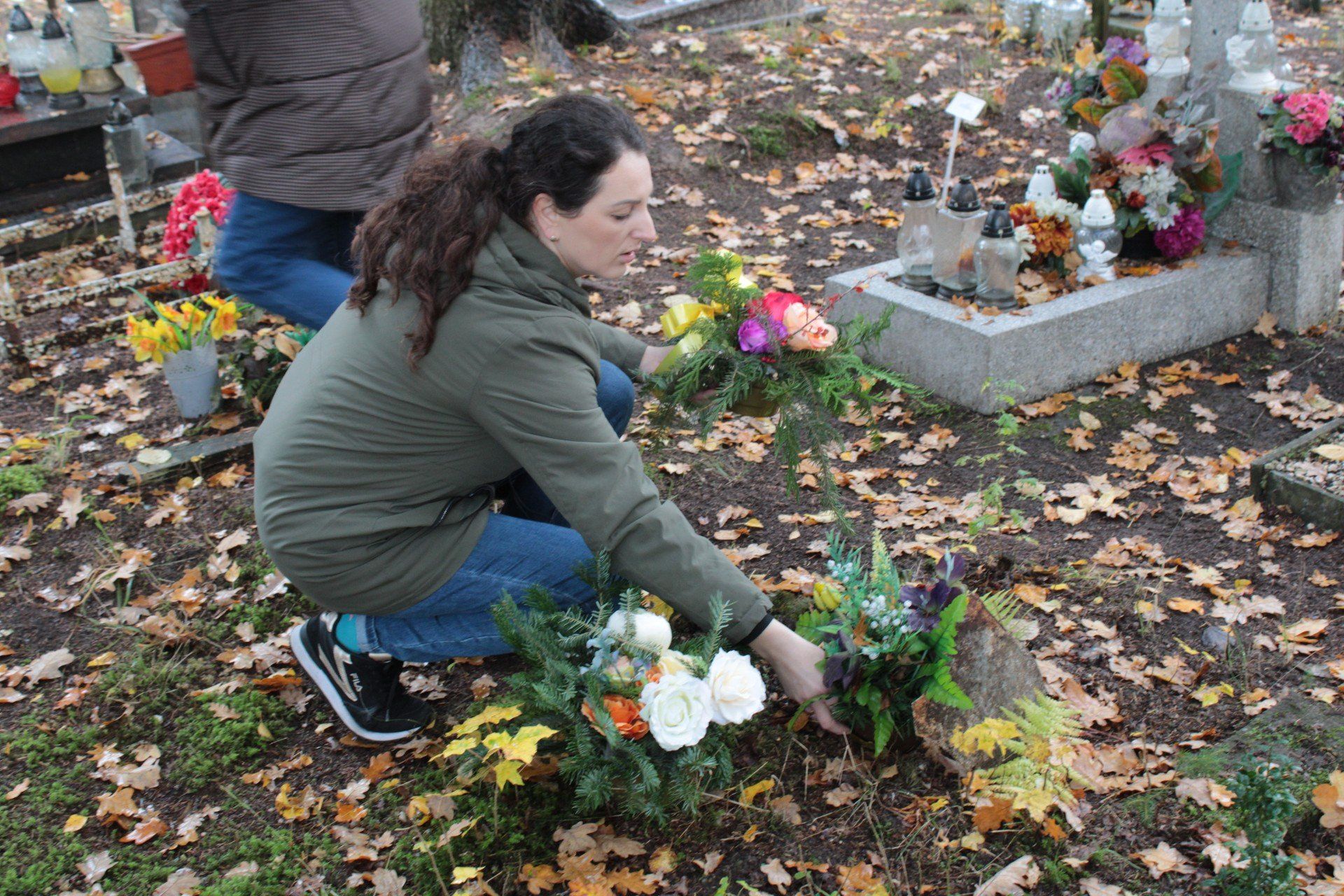 SENIORZY Z ZIELONEGO TARASU PRZEKAZUJĄ STROIKI NA BEZIMIENNE GROBY